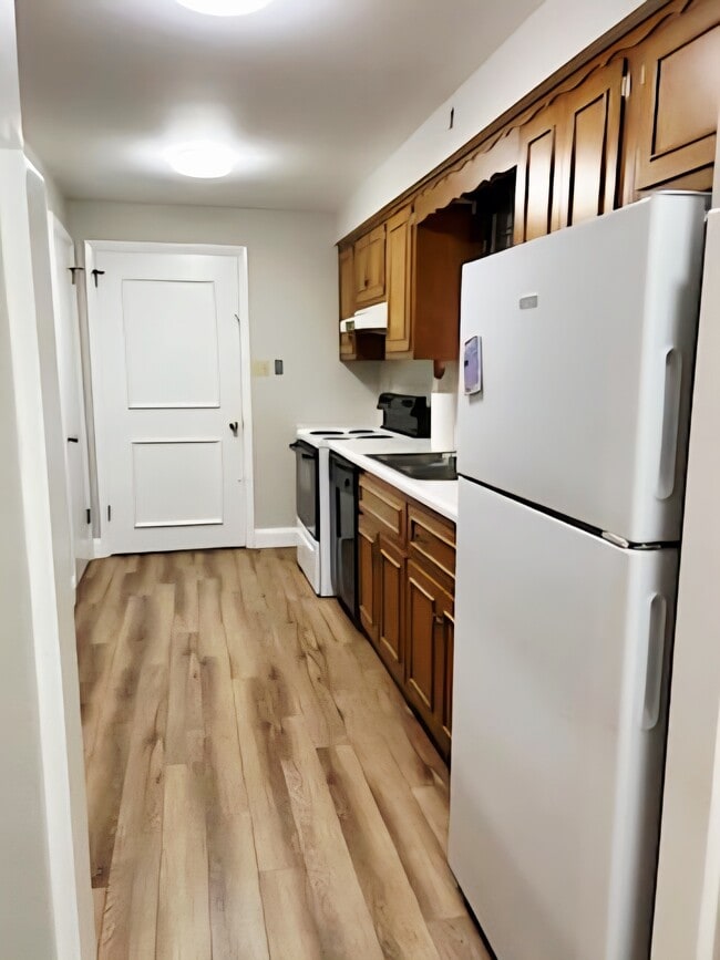 825 10th Ave, Unit Apt. C in Brackenridge, PA - Foto de edificio - Building Photo