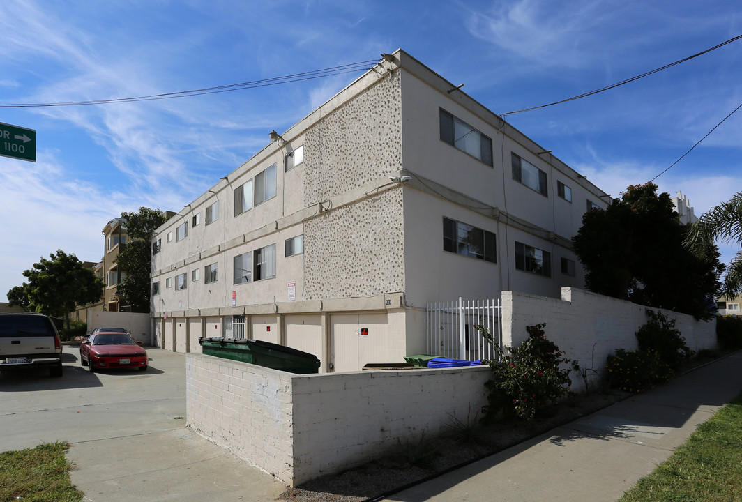 The James Apartments in Oceanside, CA - Foto de edificio