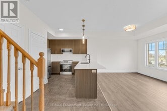 2420 Baronwood Dr in Oakville, ON - Building Photo - Building Photo