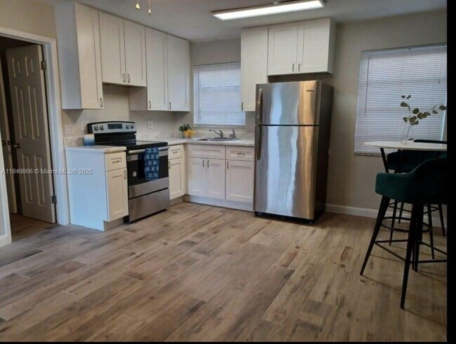 721 NE 10th St in Hallandale Beach, FL - Building Photo - Building Photo