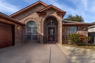 312 Cambridge Loop in Laredo, TX - Building Photo - Building Photo