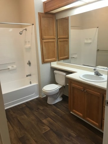 Lakeview Garden Apartments in Sacramento, CA - Building Photo - Building Photo