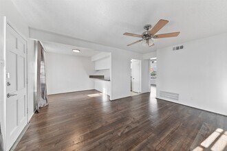 3131 Southwest Fwy in Houston, TX - Building Photo - Building Photo