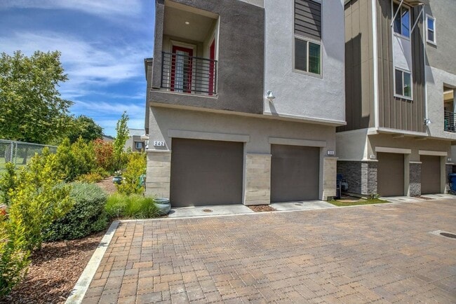 242 Log Pond Ln in Sacramento, CA - Building Photo - Building Photo