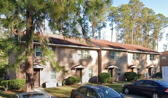 908 W Pine St in Hinesville, GA - Building Photo