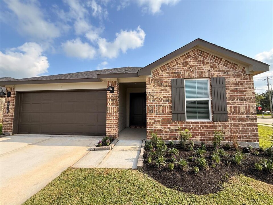 326 Amy St in Angleton, TX - Building Photo