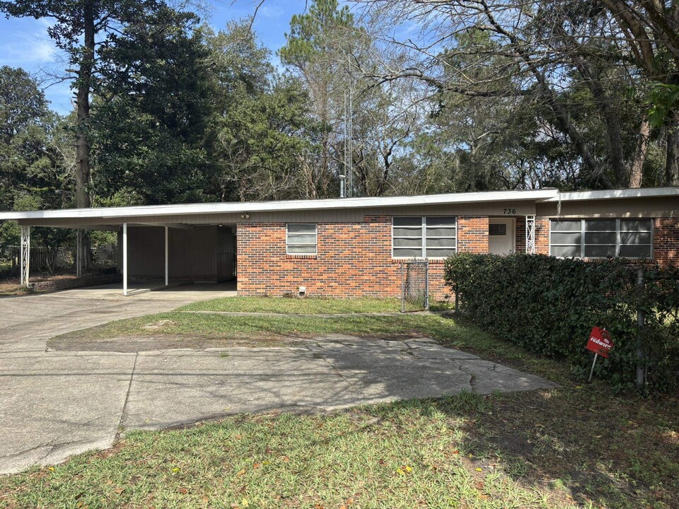 736 W Tharpe St in Tallahassee, FL - Building Photo