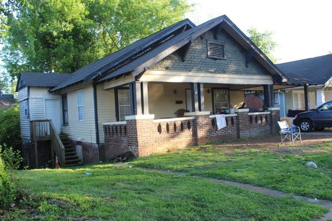 8 Bedroom Rental House - Walk to Univ of TN