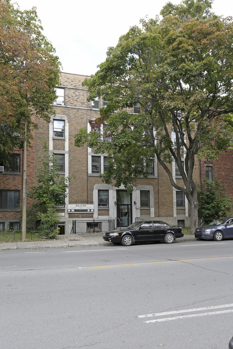 6253 W Sherbrooke O in Montréal, QC - Building Photo