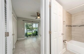 7246 E Bank Dr in Tampa, FL - Building Photo - Building Photo