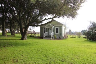 121 McBrown Rd in Petaluma, CA - Building Photo