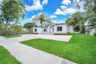 2448 NW 42nd St in Miami, FL - Building Photo