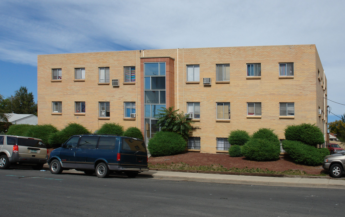 Airway Apartments in Aurora, CO - Building Photo