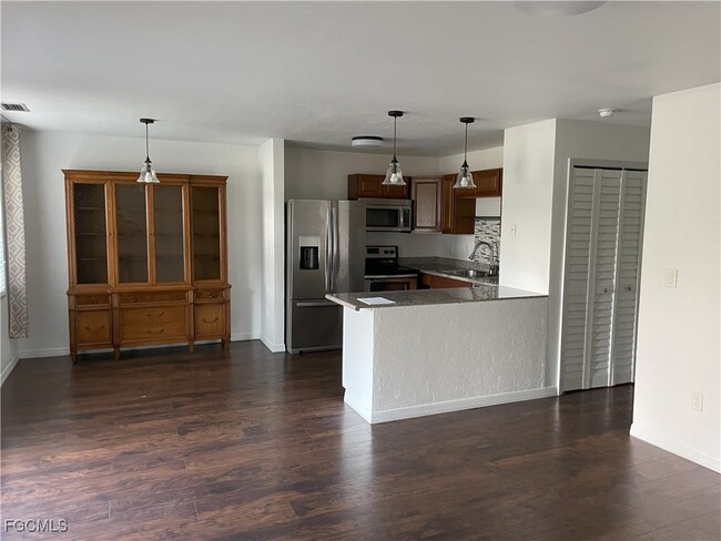 1264 SE 8th St in Cape Coral, FL - Foto de edificio - Building Photo