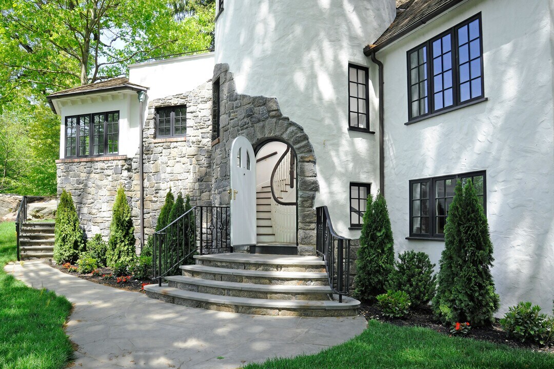 20 W Brother Dr in Greenwich, CT - Building Photo