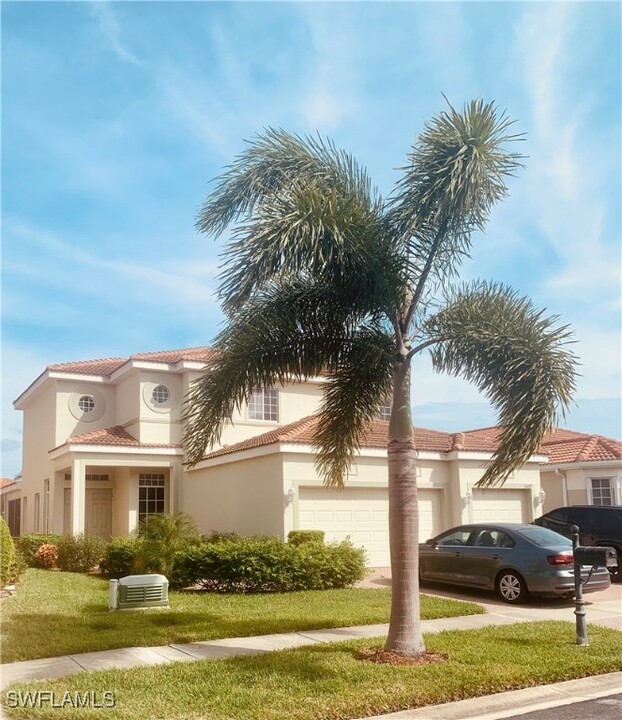 15279 Laguna Hills Dr in Ft. Myers, FL - Foto de edificio