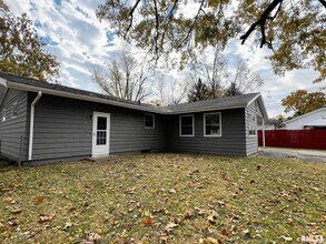 2109 N Windermere Ave in Peoria, IL - Building Photo - Building Photo