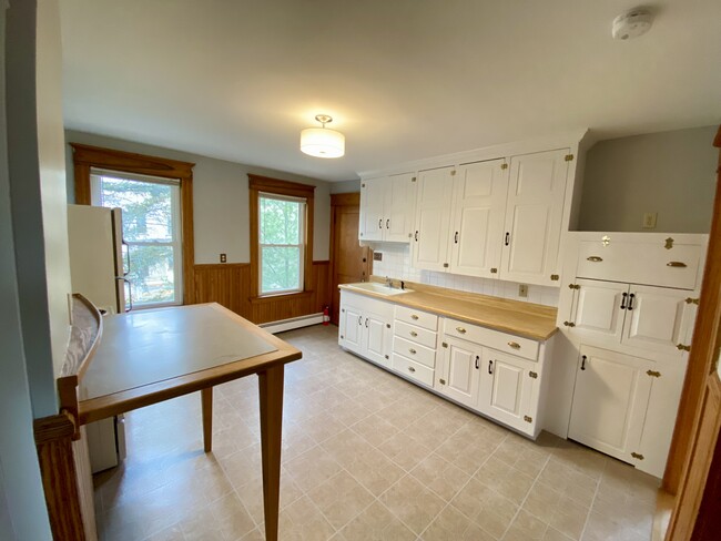 46 Eighth St, Unit #2 Up in Auburn, ME - Foto de edificio - Building Photo