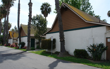 Melrose Garden Apartments in Huntington Beach, CA - Building Photo - Building Photo