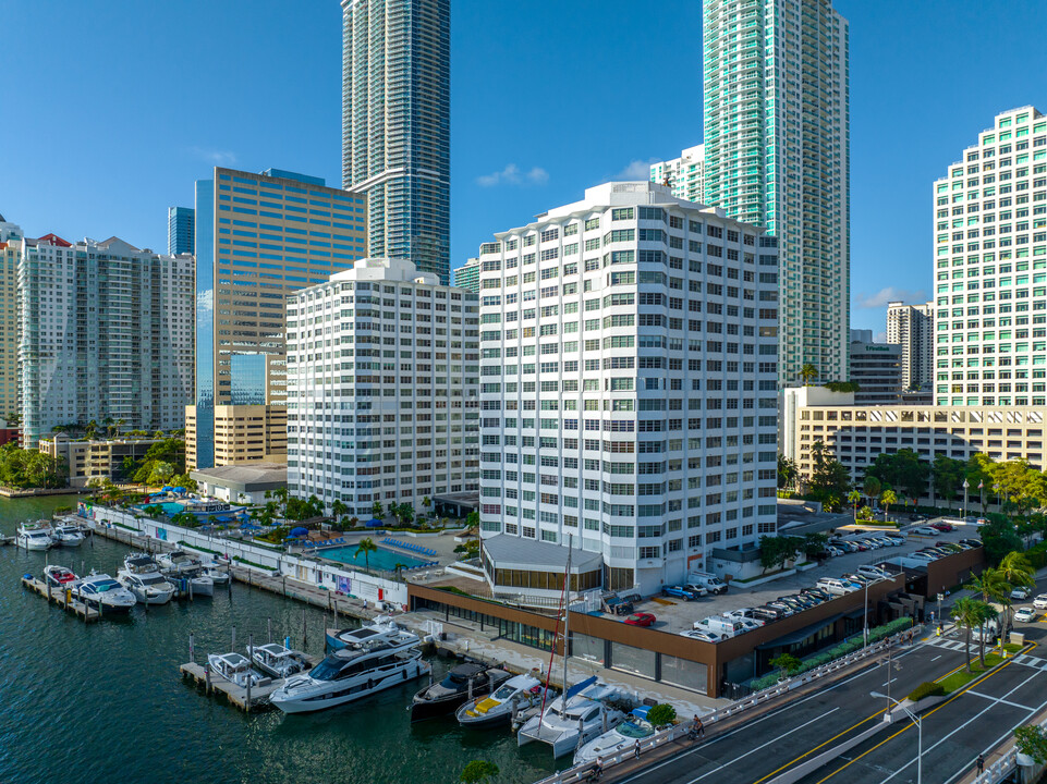 Tower 3 in Miami, FL - Building Photo