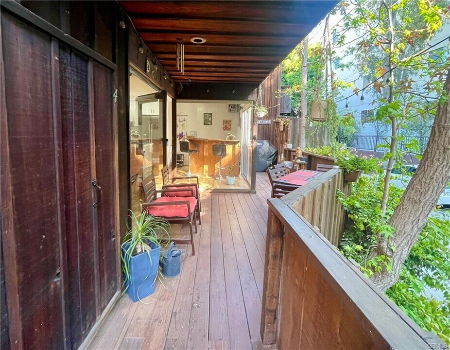 11616 Chenault St in Los Angeles, CA - Building Photo