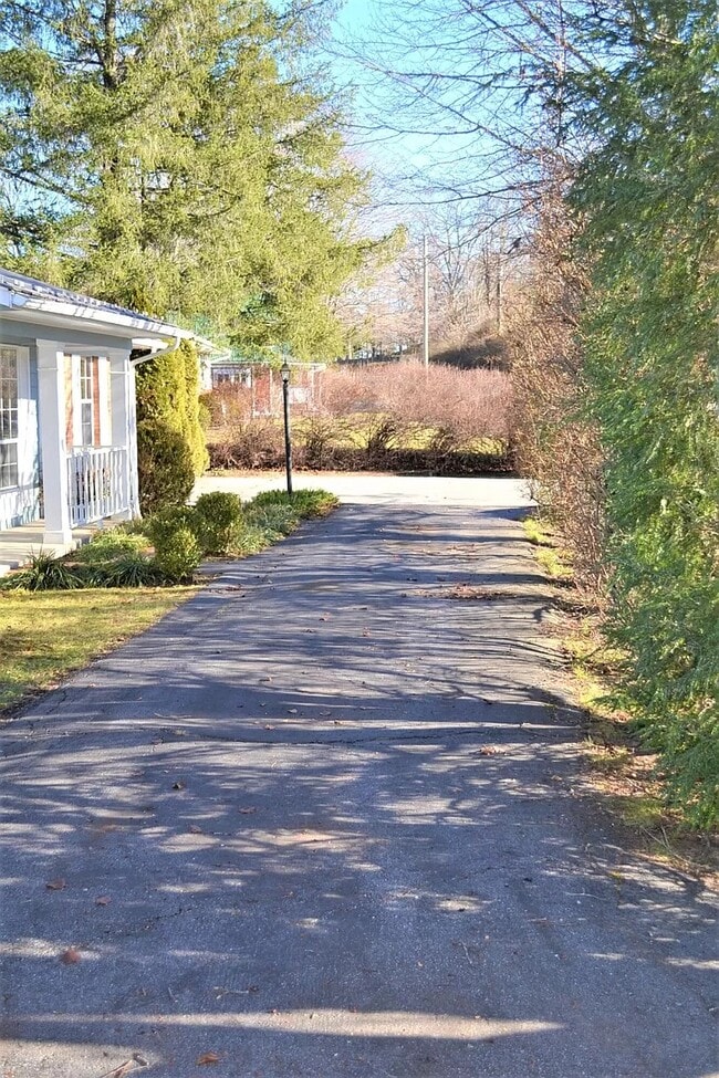 1993 Washington St E in Lewisburg, WV - Building Photo - Building Photo