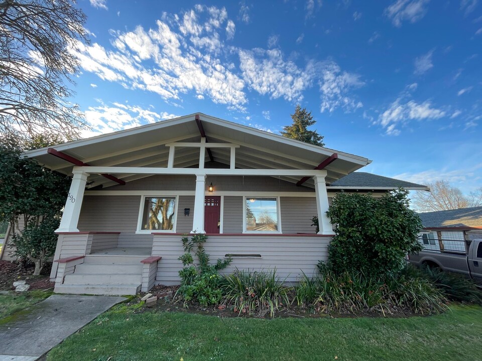 190 S College St in Monmouth, OR - Building Photo