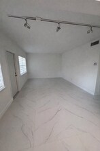 5050 Bayview Dr, Unit 6 in Fort Lauderdale, FL - Foto de edificio - Building Photo