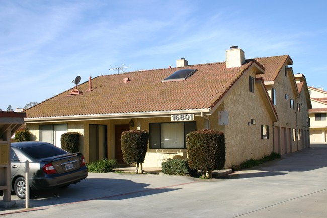 16801 Roosevelt Ln in Huntington Beach, CA - Foto de edificio - Building Photo