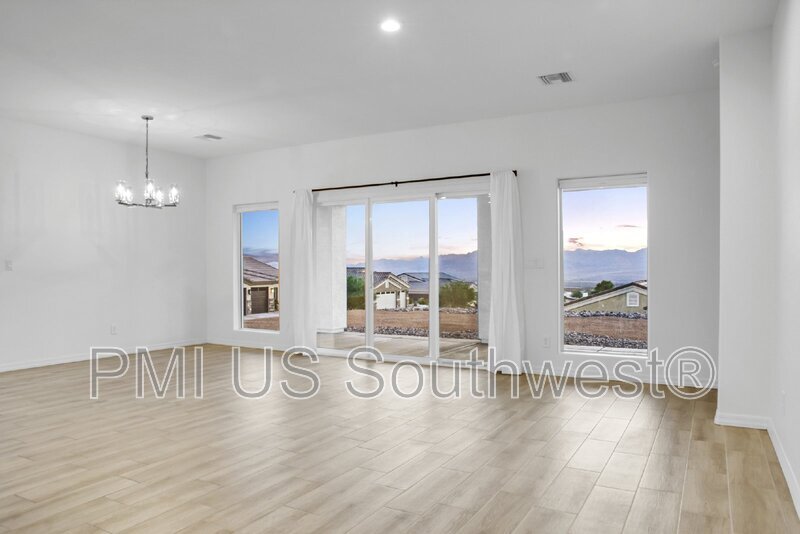 2591 Trade Wind Dr in Bullhead City, AZ - Building Photo