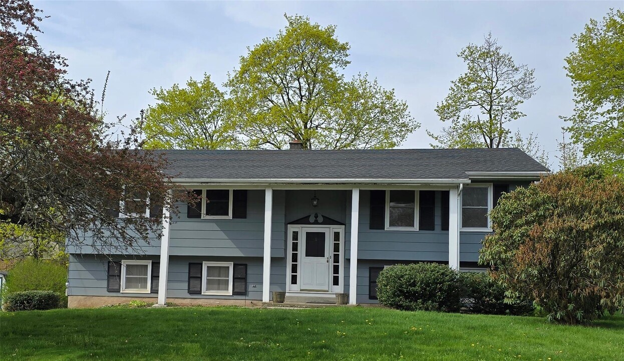 11 Reservoir Rd-Unit -1 in Highland, NY - Building Photo