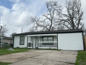 5924 Honeysuckle Dr in Houston, TX - Building Photo - Building Photo