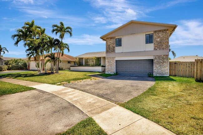 9340 NW 32nd St in Sunrise, FL - Foto de edificio - Building Photo