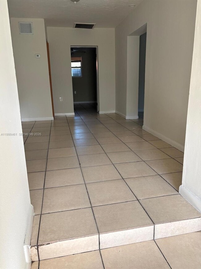 1384 NW 27th St in Miami, FL - Building Photo - Building Photo