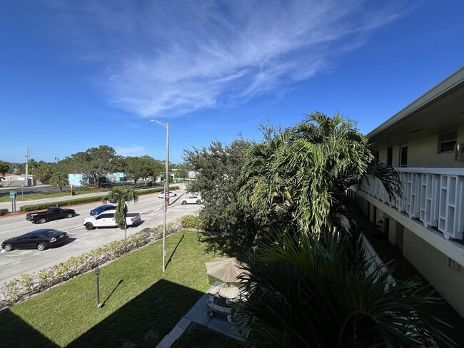1350 E Sample Rd in Pompano Beach, FL - Building Photo - Building Photo
