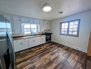 2031 Blue Dr in Pella, IA - Building Photo - Building Photo