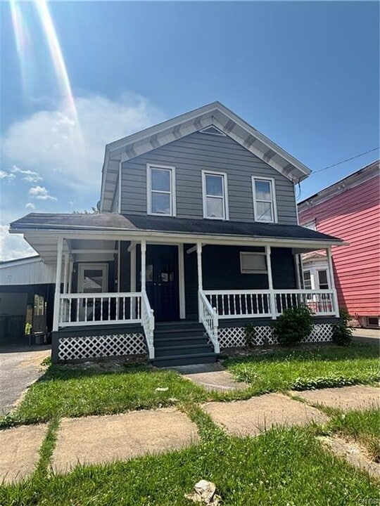 221 Turin St in Rome, NY - Building Photo