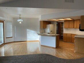 2027 North Dove Avenue in Boise, ID - Foto de edificio - Building Photo