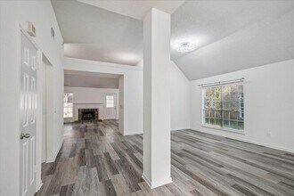 143 W Village Knoll Cir in Spring, TX - Foto de edificio - Building Photo