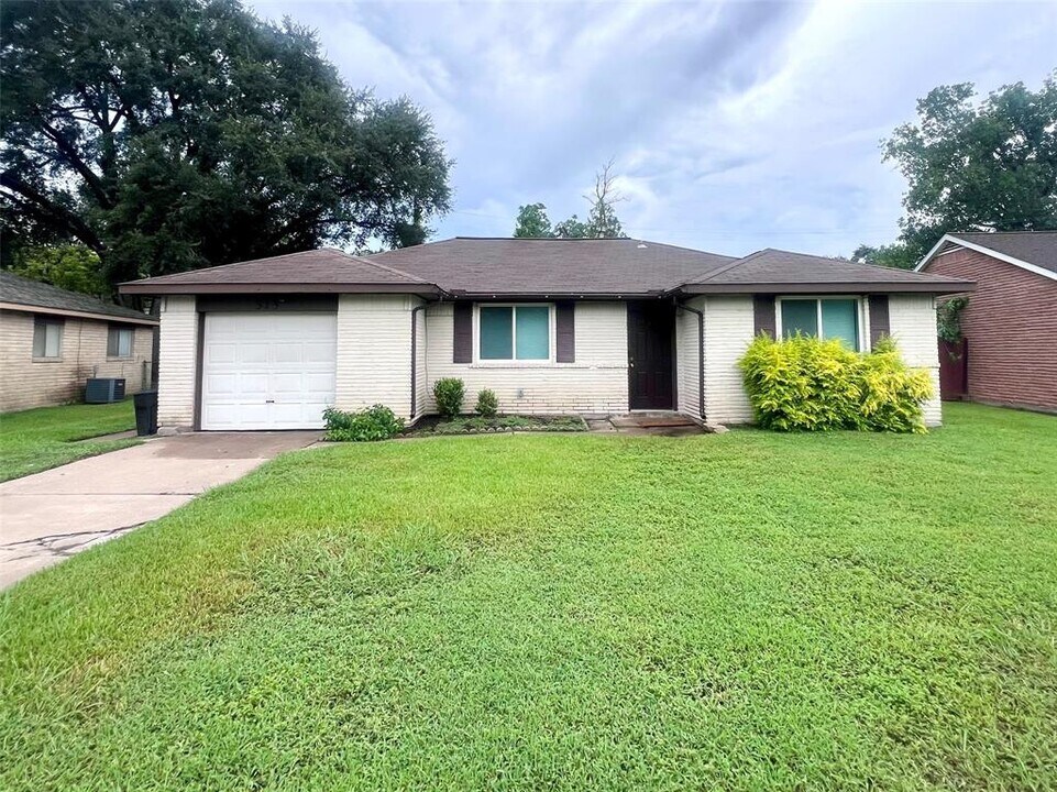 515 Bellmar Ln in Friendswood, TX - Building Photo