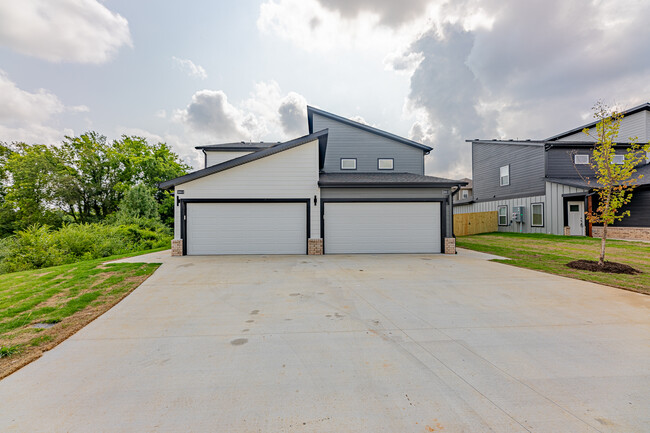 1602 SW Poigai Wy in Bentonville, AR - Foto de edificio - Building Photo