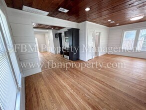 1407 N Preston St in Ennis, TX - Building Photo - Building Photo