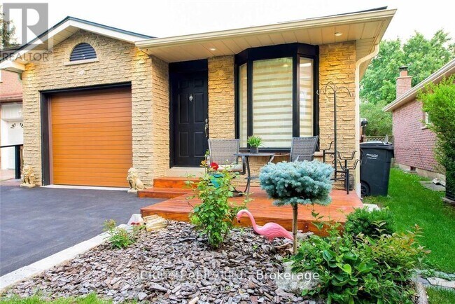 3103 Harris Crescent in Mississauga, ON - Building Photo - Building Photo