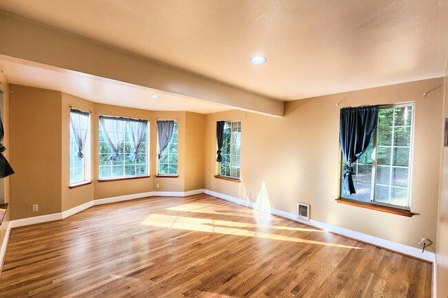 8542 Battle Point Dr NE in Bainbridge Island, WA - Building Photo - Building Photo