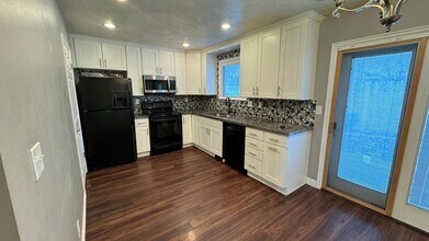 204 E 735 S in Centerville, UT - Foto de edificio - Building Photo