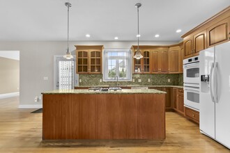 546 White Plains Rd in Trumbull, CT - Building Photo - Building Photo