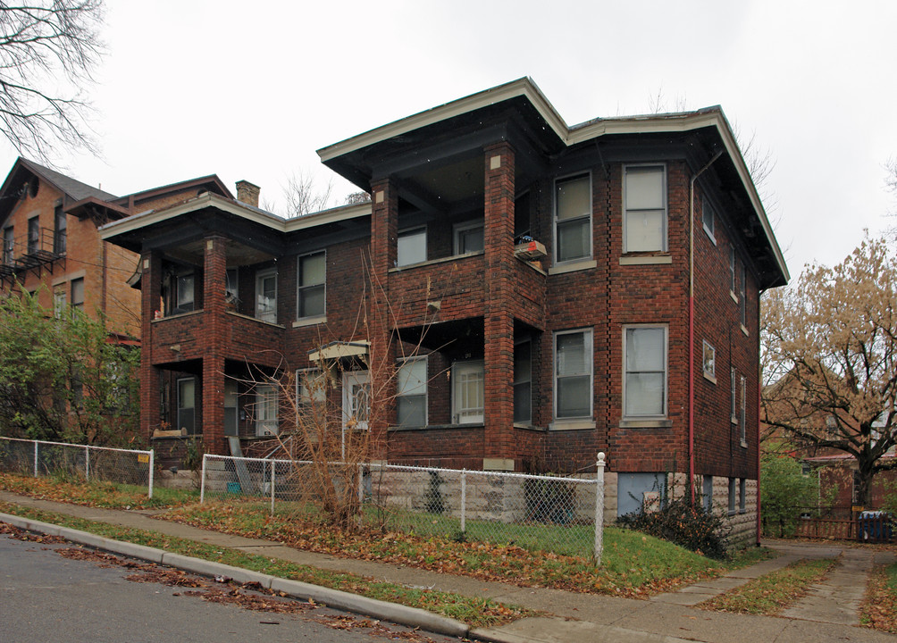 1909 Young St in Cincinnati, OH - Building Photo