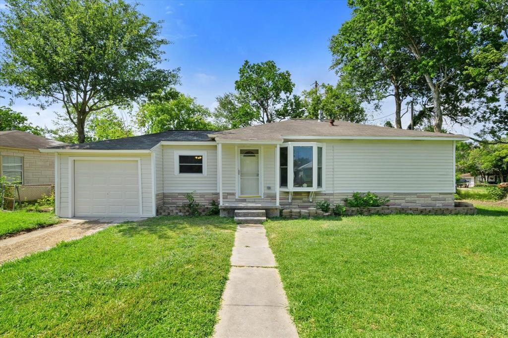 1217 Parkway Dr in Baytown, TX - Building Photo
