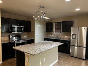 Room in House on Riparian Rd in Manor, TX - Foto de edificio - Building Photo
