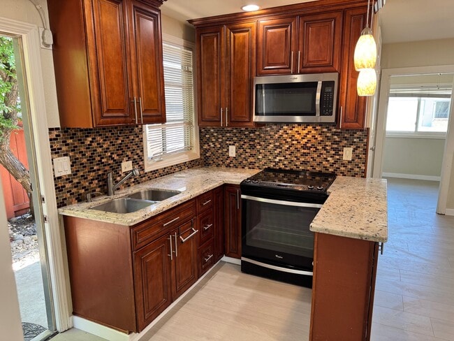 property at 3218 Windsor Pl